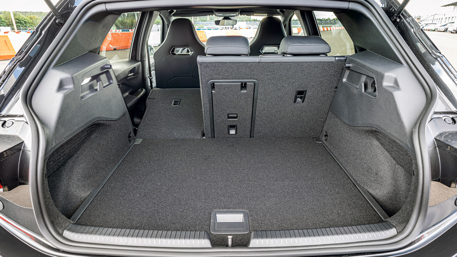 Ο χώρος αποσκευών του CUPRA αγγίζει τα 385 λίτρα, με το σχήμα του να είναι ιδιαίτερα βολικό για φορτώσεις
